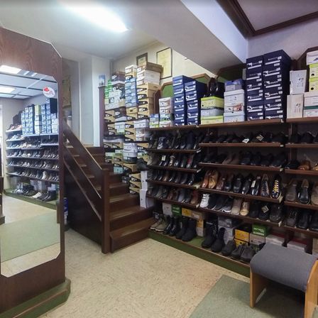 Bild enthält, Shop, Indoors, Shoe Shop