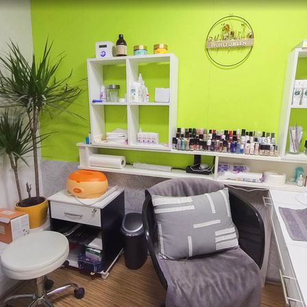 Bild enthält, Indoors, Plant, Beauty Salon, Home Decor, Box, Package, Furniture