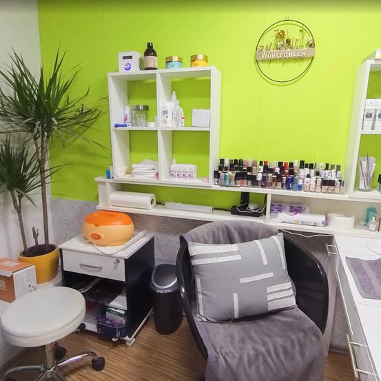 Bild enthält, Indoors, Plant, Beauty Salon, Home Decor, Box, Package, Furniture