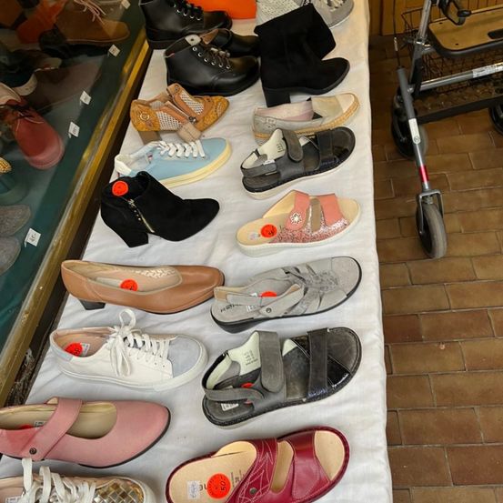 Bild enthält, Clothing, Footwear, Shoe, Sneaker, Sandal, Shop, Shoe Shop, Machine, Wheel