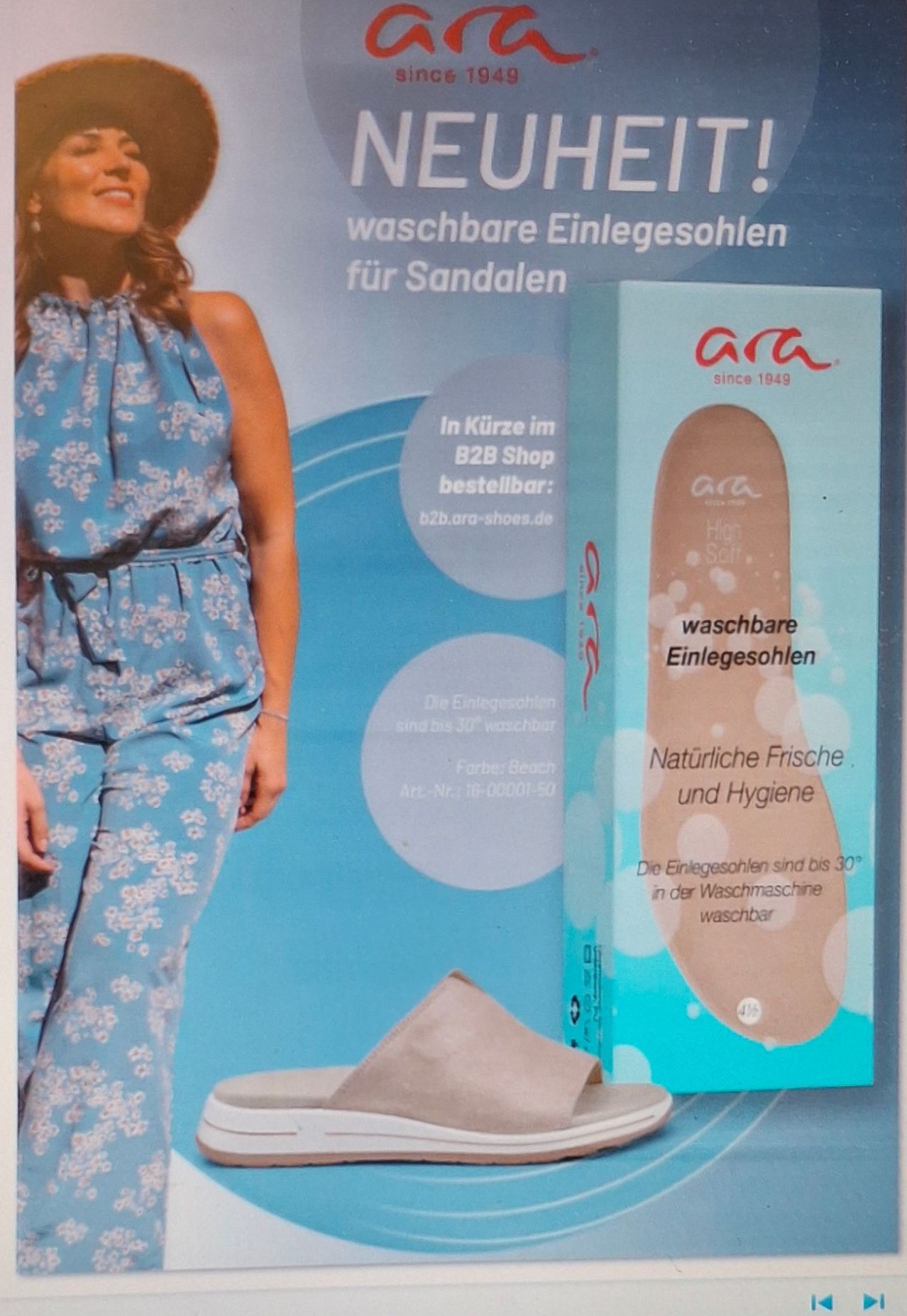 Eine Werbung für waschbare Einlegesohlen für Sandalen, mit einer Frau in einem blauen Kleid, und einer Packung Einlegesohlen im Vordergrund. Die Einlegesohlen sind bis 30 Grad Celsius waschbar.