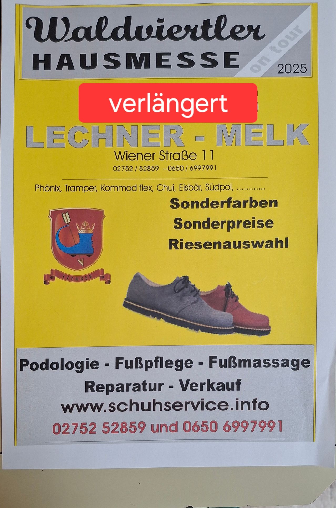 Das Bild zeigt ein gelbes Plakat, das Dienstleistungen im Zusammenhang mit Schuhpflege bewirbt. Es enthält ein Logo, Kontaktdaten und erwähnt Sonderfarben, Preise und Größen. Das Plakat zeigt auch ein Bild eines Schuhpaares und bietet Podologie-, Fußpflege- und Fußmassage-Dienstleistungen an.