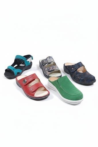 Fünf verschiedenfarbige Damensandalen werden auf einem weißen Hintergrund gezeigt. Die Sandalen variieren in Farbe, Riemendesign und Sohlentyp.