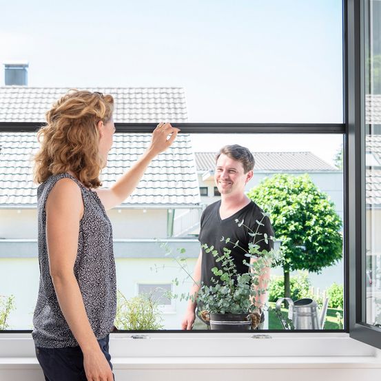 Dank genialer Technik ist die ISN Rollo mit Insektenschutzgitter enorm wirksam und extrem flexibel in der Anwendung. Sie kann ganz nach Bedarf benutzt werden und im Winter einfach eingerollt bleiben.