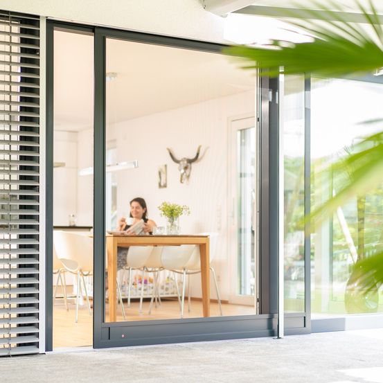 Bei großen Öffnungen sind maßgefertigte Insektenschutz Schiebeanlagen die richtige Lösung.