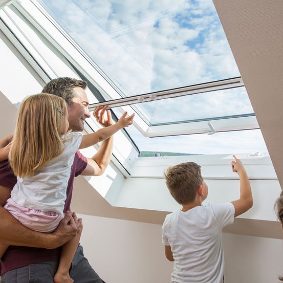 innen an den Dachflächenfenstern angebracht und ist ganz einfach zu öffnen und zu schließen