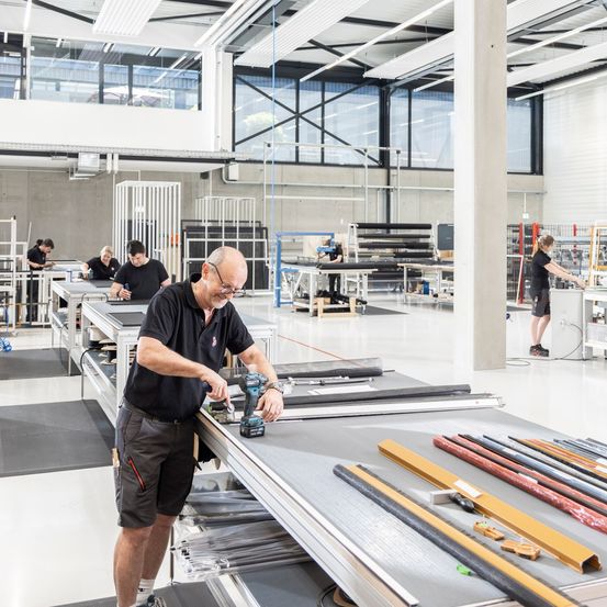 Bild enthält, Factory, Manufacturing, Workshop, Power Drill, Adult, Male, Man, Person, Shorts, Shoe