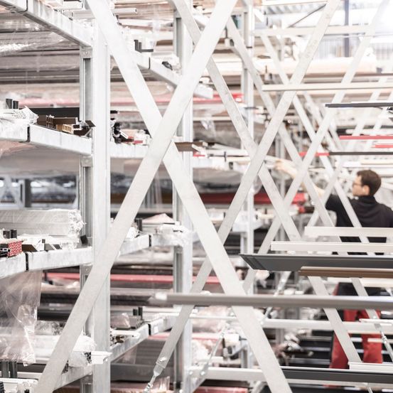 Bild enthält, Architecture, Building, Factory, Person, Manufacturing, Indoors, Aluminium