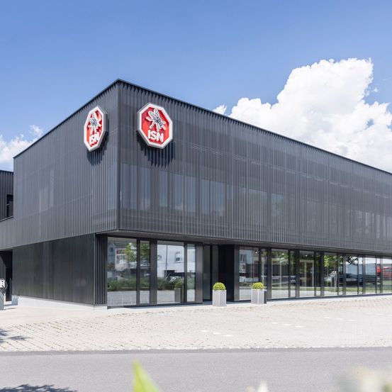 Bild enthält, Architecture, Building, Office Building, Car, Car Dealership, Transportation, Vehicle, Person