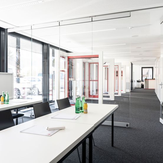 Bild enthält, Indoors, Interior Design, Architecture, Building, Chair, Furniture, Office, Table, Machine, Wheel