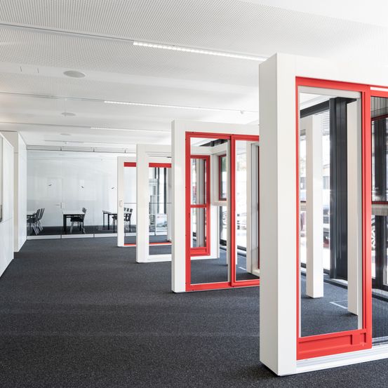 Bild enthält, Indoors, Architecture, Building, Door, Floor