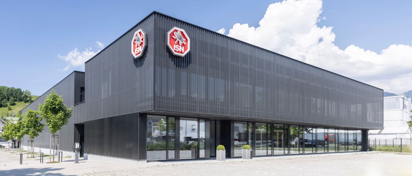 Bild enthält, Architecture, Building, Office Building, Car, Car Dealership, Transportation, Vehicle