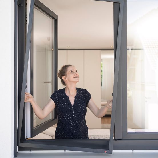 Bild enthält, Adult, Female, Person, Woman, Window, Flower, Plant, Door