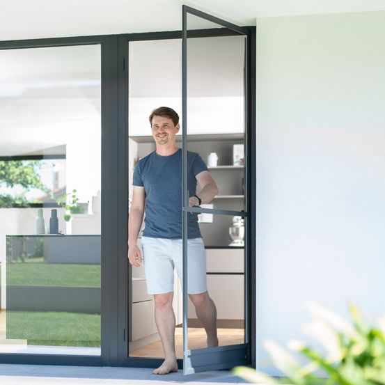 Bild enthält, Door, Sliding Door, Adult, Male, Man, Person, Plant, Shorts, Housing, House