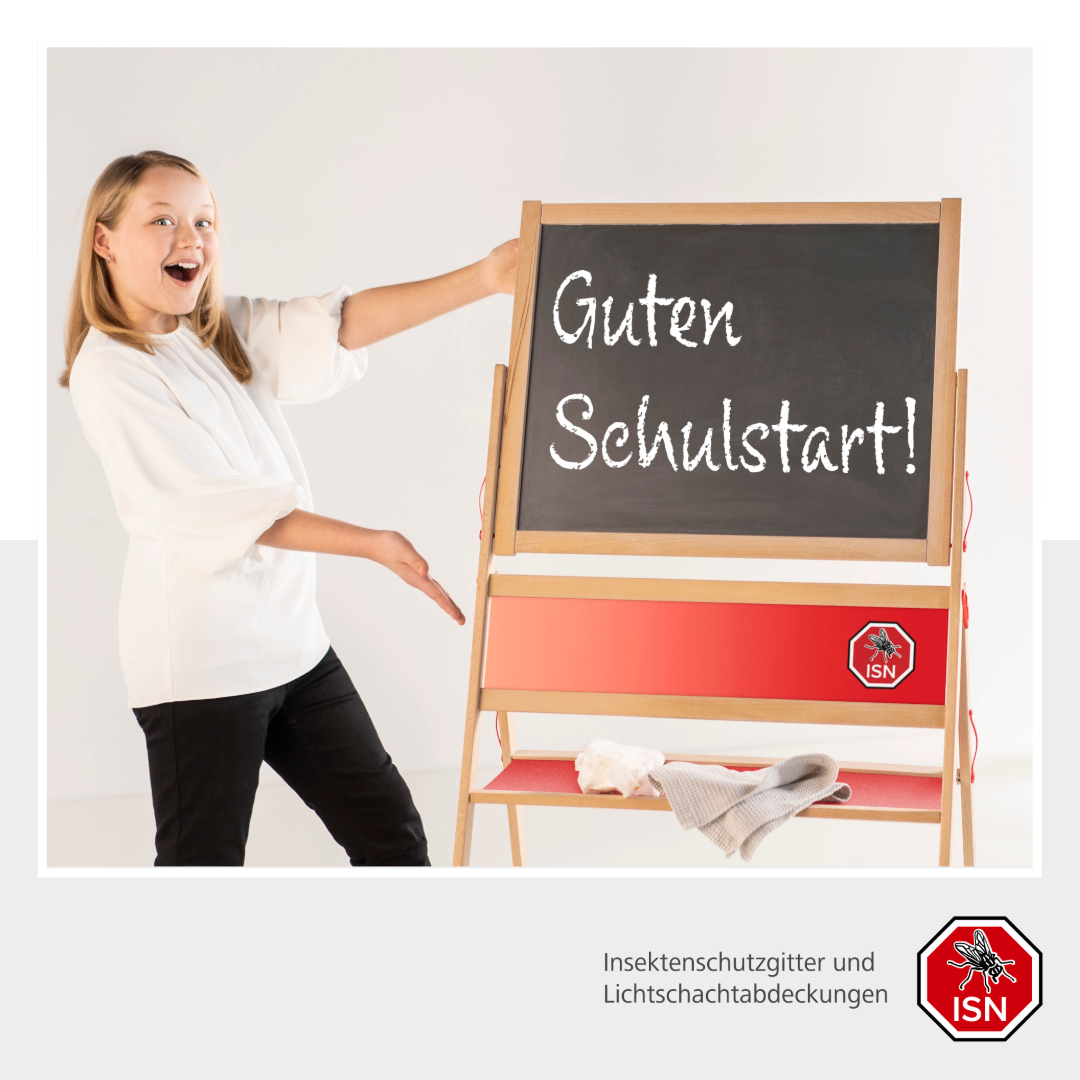 Ein junges Mädchen steht neben einer Tafel mit der Aufschrift 'Guten Schulstart!' Sie zeigt auf die Tafel. Ein roter und orangefarbener Ständer hält die Tafel, mit einem roten Aufkleber 'ISN'. Unter dem Bild steht 'Insektenschutzgitter und Lichtschachtabdeckungen'.