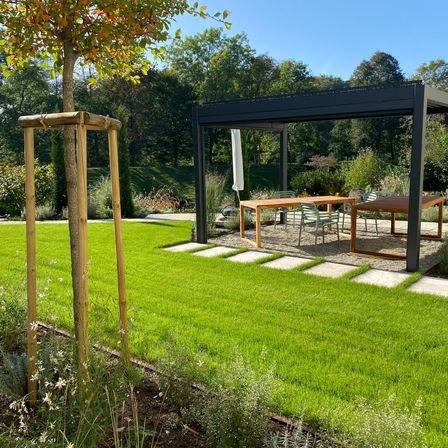 Bild enthält, Grass, Backyard, Yard, Lawn, Porch, Patio, Desk, Pergola, Chair, Garden