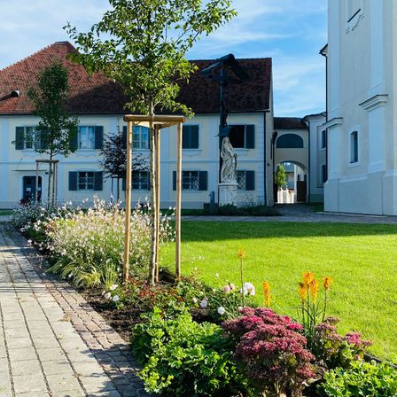 Bild enthält, Neighborhood, Grass, Path, Walkway, Person, City, Outdoors, Nature, Yard, Housing
