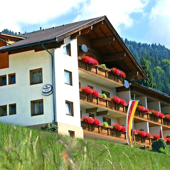 Bild enthält, Building, Hotel, Resort, Outdoors, Shelter, Plant, Tree, Grass, Housing, Nature