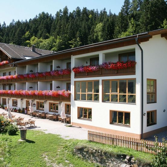 Bild enthält, Cottage, House, Housing, Hotel, Villa, Resort, Car, Grass, Tree, Porch