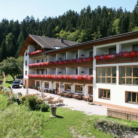 Bild enthält, Cottage, House, Housing, Hotel, Villa, Resort, Car, Grass, Tree, Porch