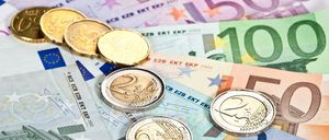 Bild enthält, Money, Tape, Accessories, Jewelry, Locket, Pendant, Coin