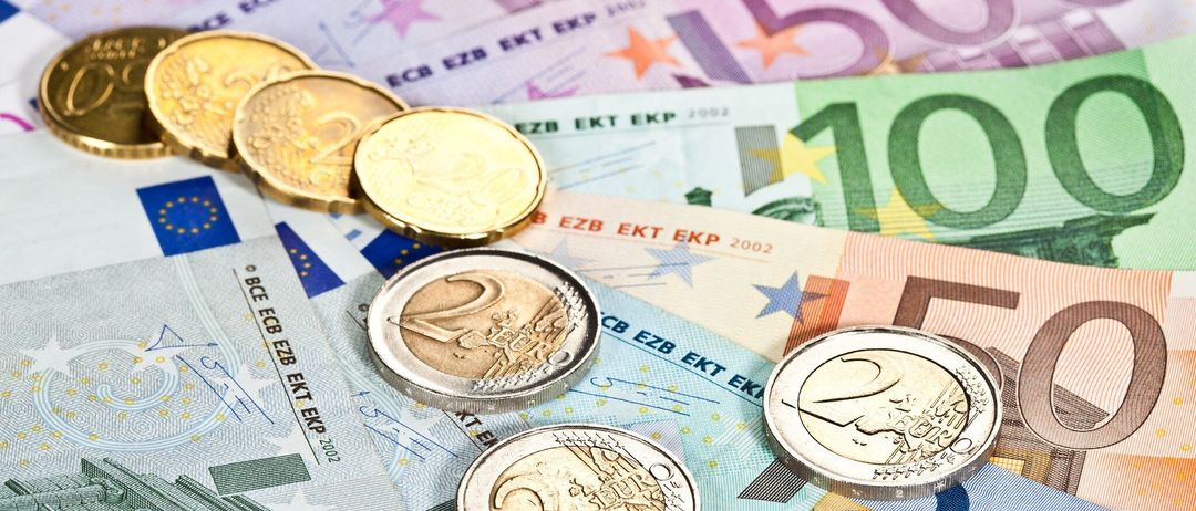 Bild enthält, Money, Tape, Accessories, Jewelry, Locket, Pendant, Coin