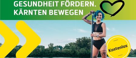 Eine Frau paddelt lächelnd auf einem See, mit einer Botschaft im Hintergrund, die zu Gesundheit und Bewegung ermutigt.