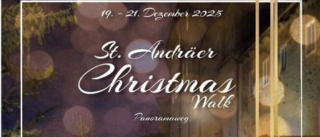 Werbeplakat für den St. Andräer Weihnachtsmarkt. Es zeigt eine Nachtszene mit Menschen, die an Weihnachtsbäumen vorbeigehen. Veranstaltungen beinhalten Live-Musik von Udo Wenders, Tschaikowskys 'Der Nussknacker', Kinderdisco, Kindertheater, Kunsthandwerk und Kulinarik.