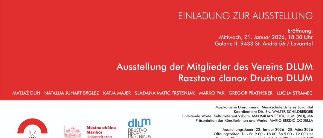 Roter Umschlag mit weißem Text, der oben 'EINLADUNG ZU' lautet. Darunter steht 'Ausstellung der Mitglieder der Razstva clanc'. Darunter sind die Namen der Künstler aufgeführt. Darunter befindet sich ein rotes Logo mit dem Text 'dlum'. Weiter unten finden Sie Informationen über die Veranstaltung, einschließlich Datum, Uhrzeit und Ort.