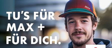 Ein Mann mit einer roten und weißen Baseball-Kappe. Der Text lautet: 'Tu's für Max + für dich.' Unten befindet sich ein Logo des Österreichischen Roten Kreuzes. Der Text lautet: 'Sei dabei. Spende Blut.' und 'Rette Leben.'