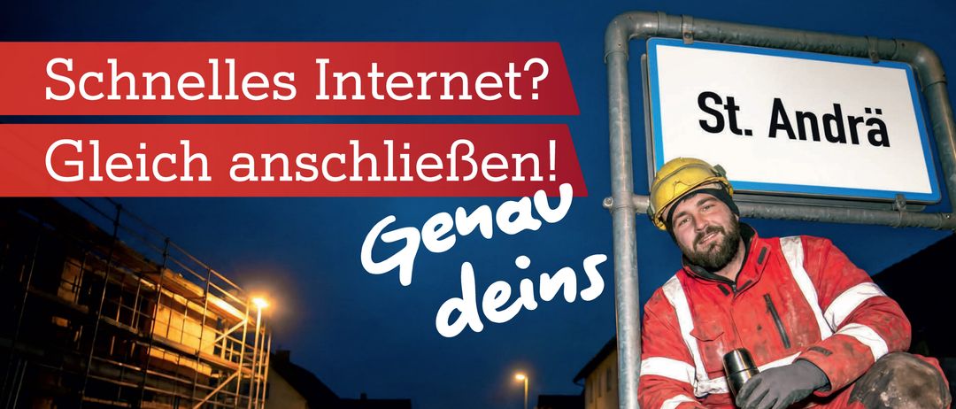 Ein Bauarbeiter lehnt sich nachts an einen Pfosten. Ein Straßenschild steht St. Ann und ein Straßenschild Schnelles Internet. Das Schild steht, Schnelles Internet? Ich anschließen! Genau deins. Es steht ein Haus im Bau.