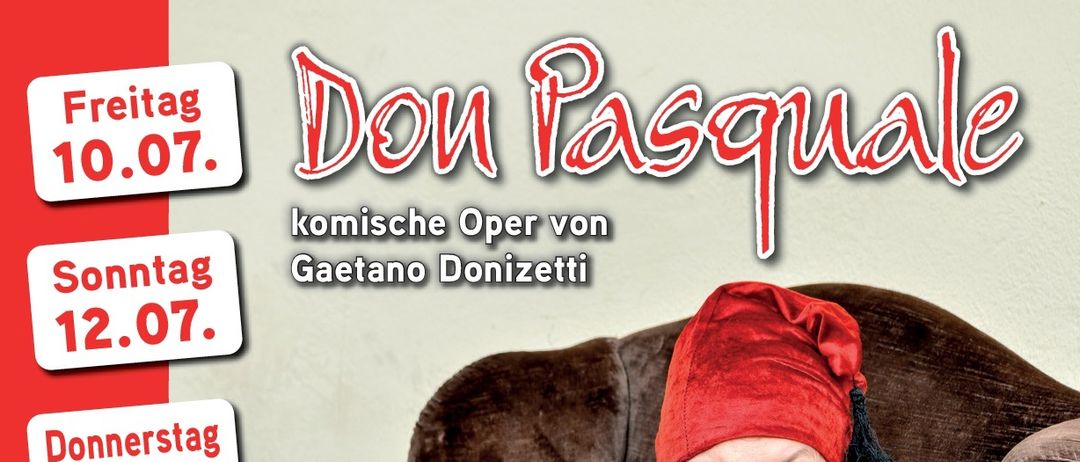 Plakat für eine Opernveranstaltung im Juli 2026 mit einem Mann in Kostüm. Termine für jede Aufführung sind angegeben.