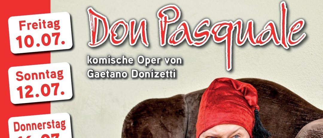Plakat für komische Oper von Gaetano Donizetti. Aufführungstermine im Juli 2026. Mann in rotem Hut und Kostüm mit ernster Miene.