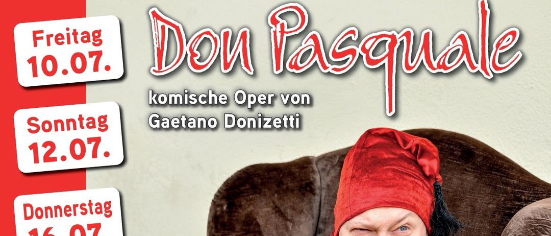 Ein Plakat für die 'Opersommer' in St. Andrä/Lavanttal mit einem Mann in historischer Kleidung, Anzeigen der Termine und Zeiten der Aufführungen im Juli 2026.