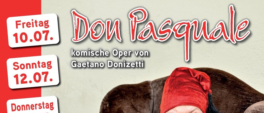 Poster für eine komische Oper von Gaetano Donizetti, mit einem Mann in Kostüm auf einem Stuhl sitzend. Aufführungstermine sind der 12., 16., 18. und 19. Juli 2026.