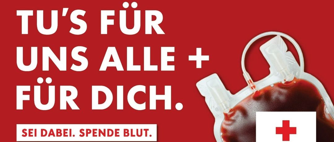 Plakat für eine Blutspendeaktion am 12. August 2026 von 15:30 bis 20:30 Uhr an der Volksschule Eitwweg, Eitwweg 35. Roter Hintergrund mit Blutspendebeutel und Text auf Deutsch.