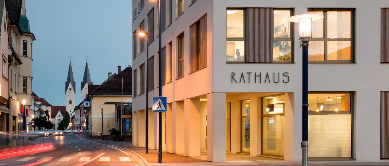 Bild enthält, City, Road, Street, Urban, Office Building, Condo, Neighborhood, Person, Car, Road Sign