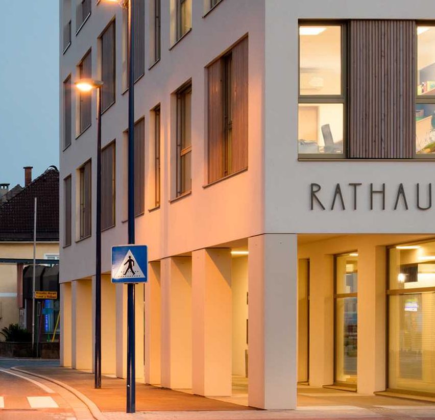 Bild enthält, City, Road, Street, Urban, Office Building, Condo, Neighborhood, Person, Car, Road Sign