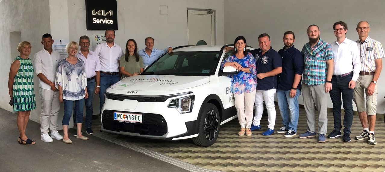 Bild enthält, Clothing, Pants, Person, Car, Vehicle, Jeans, Shoe, Face, Shorts, Wheel