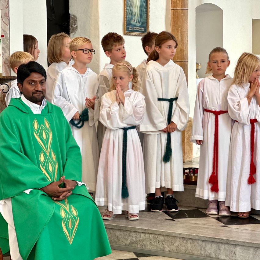 Bild enthält, Person, Priest, Adult, Male, Man, Child, Female, Girl, Boy, Face