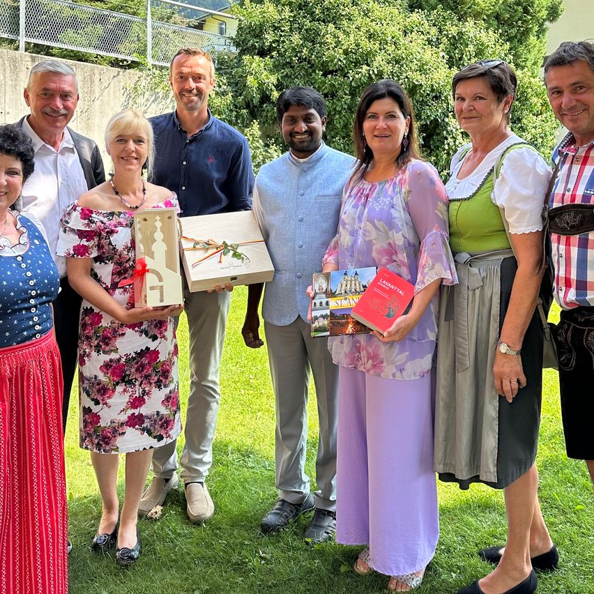 Bild enthält, People, Person, Blouse, Skirt, Dress, Adult, Female, Woman, Groupshot, Man