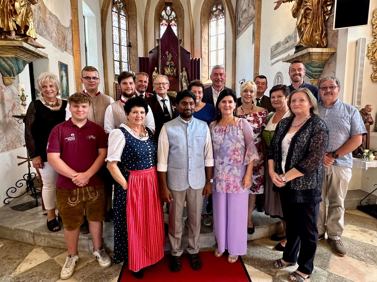 Bild enthält, Adult, Female, Person, Woman, Male, Man, Boy, Teen, Shoe, Groupshot