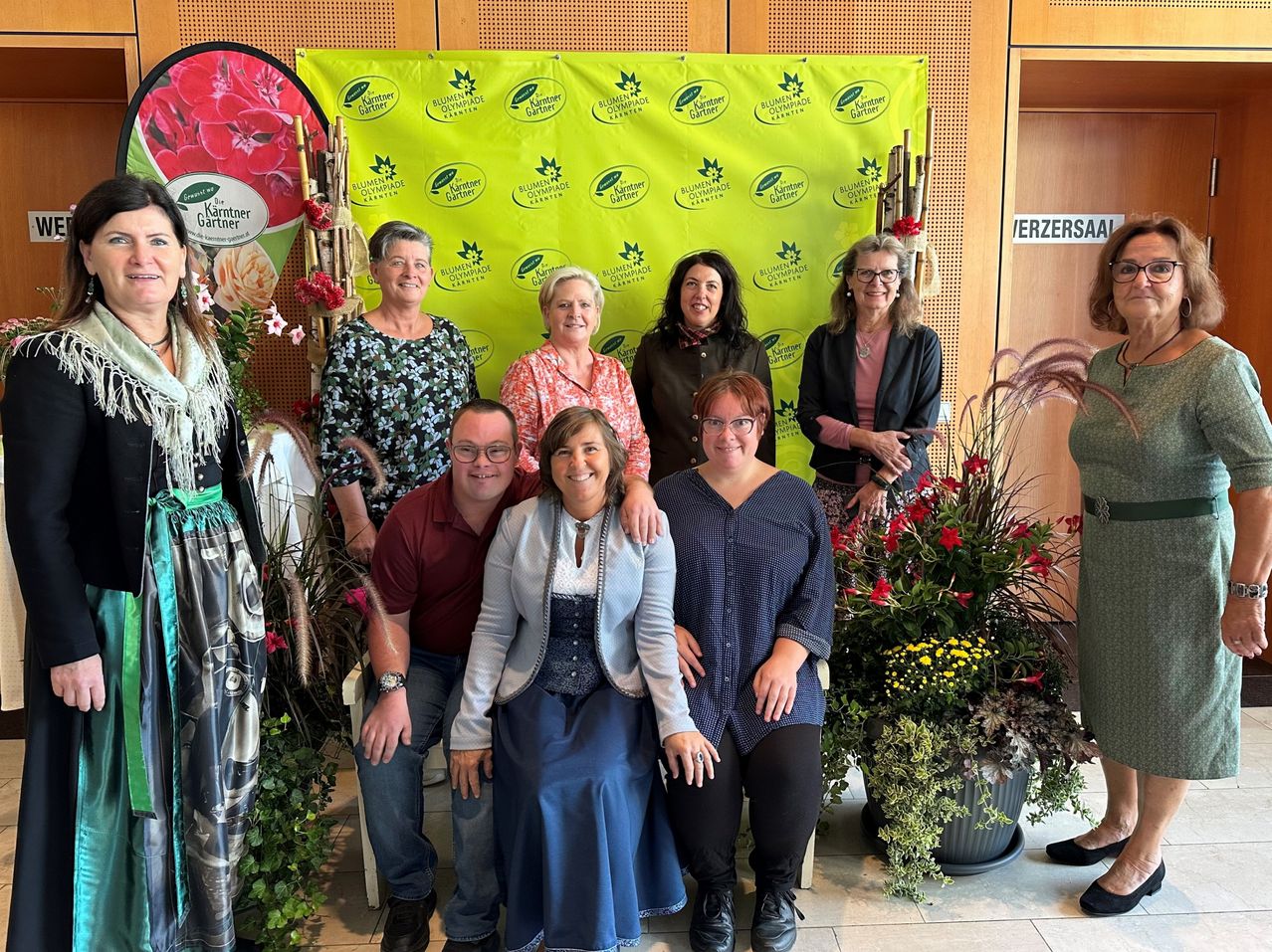 Bild enthält, Groupshot, Person, Potted Plant, Adult, Female, Woman, People, Flower Arrangement, Flower Bouquet, Bride