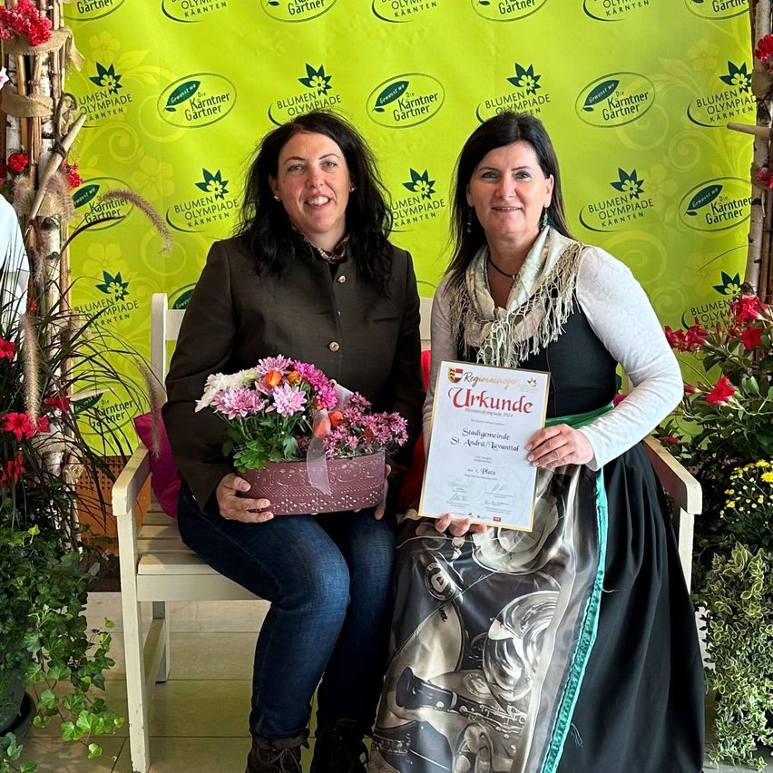 Bild enthält, Flower, Flower Arrangement, Potted Plant, Flower Bouquet, Adult, Female, Person, Woman, Lady, Pants