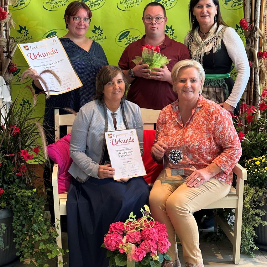 Bild enthält, Potted Plant, Flower, Flower Arrangement, Flower Bouquet, Adult, Female, Person, Woman, Blouse, Portrait