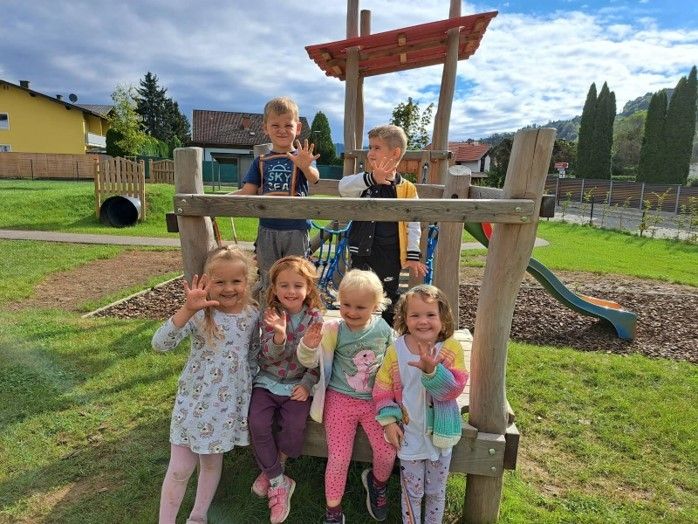 Bild enthält, Grass, Outdoors, Park, Outdoor Play Area, Play Area, Person, Portrait, Backyard, Child, Girl