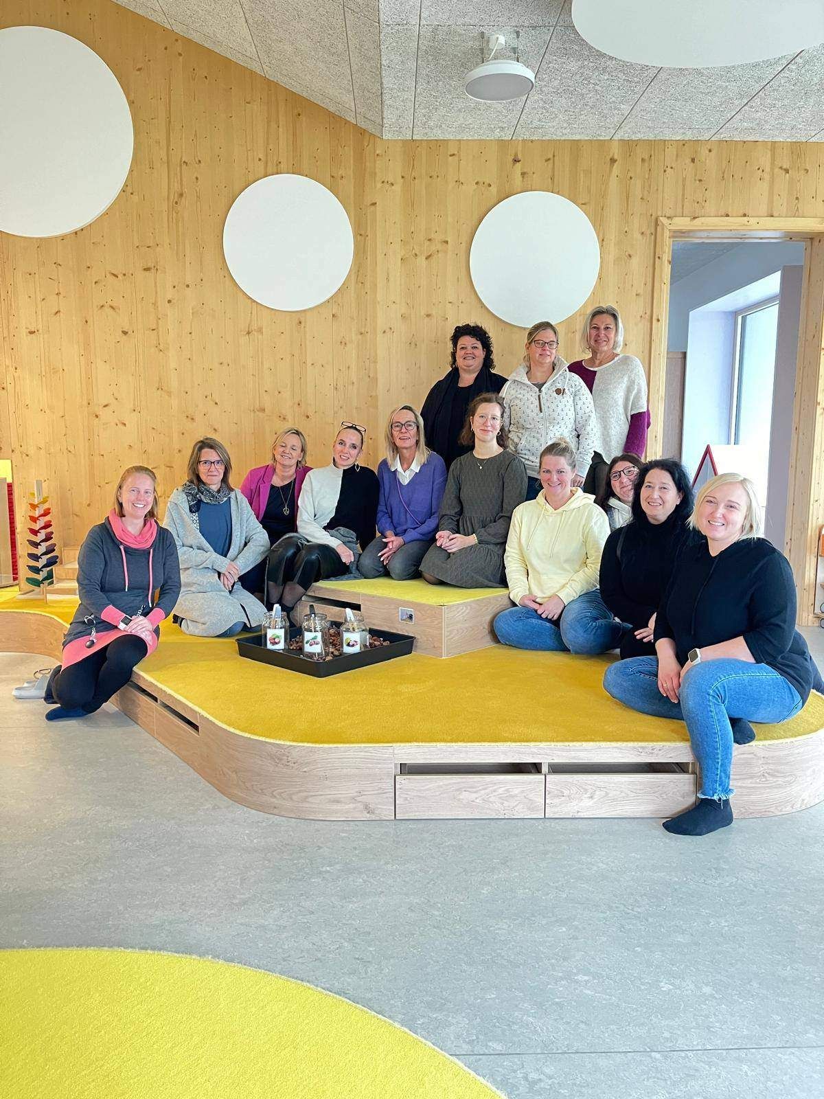 Bild enthält, People, Person, Adult, Female, Woman, Groupshot, Sock, Indoors, Bride, Face