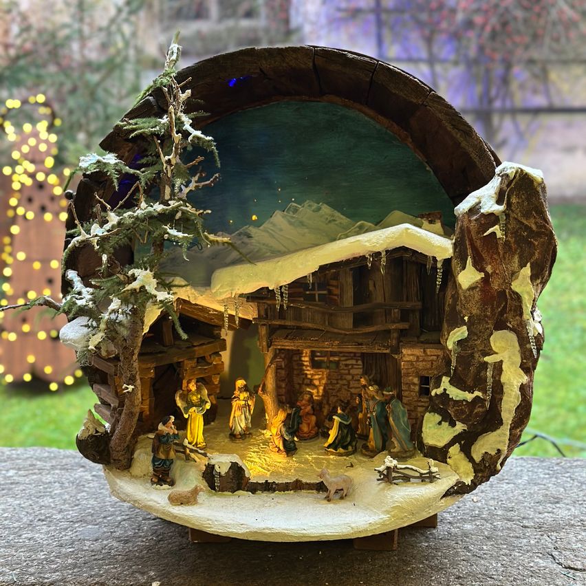 Bild enthält, Sphere, Person, Photography, Pottery, Art, Painting, Flower, Plant