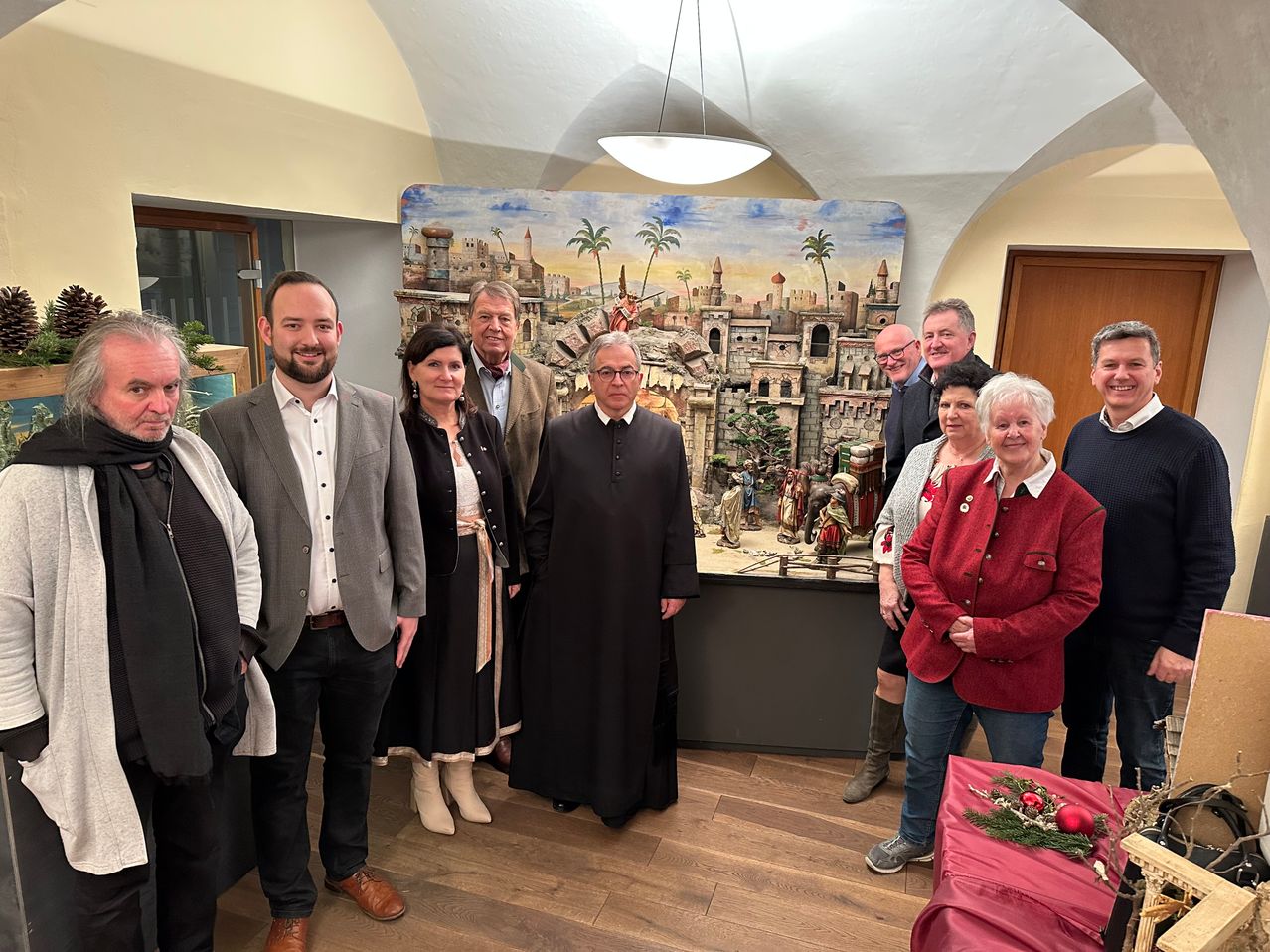 Bild enthält, Coat, People, Person, Adult, Male, Man, Groupshot, Flower Bouquet, Interior Design, Woman