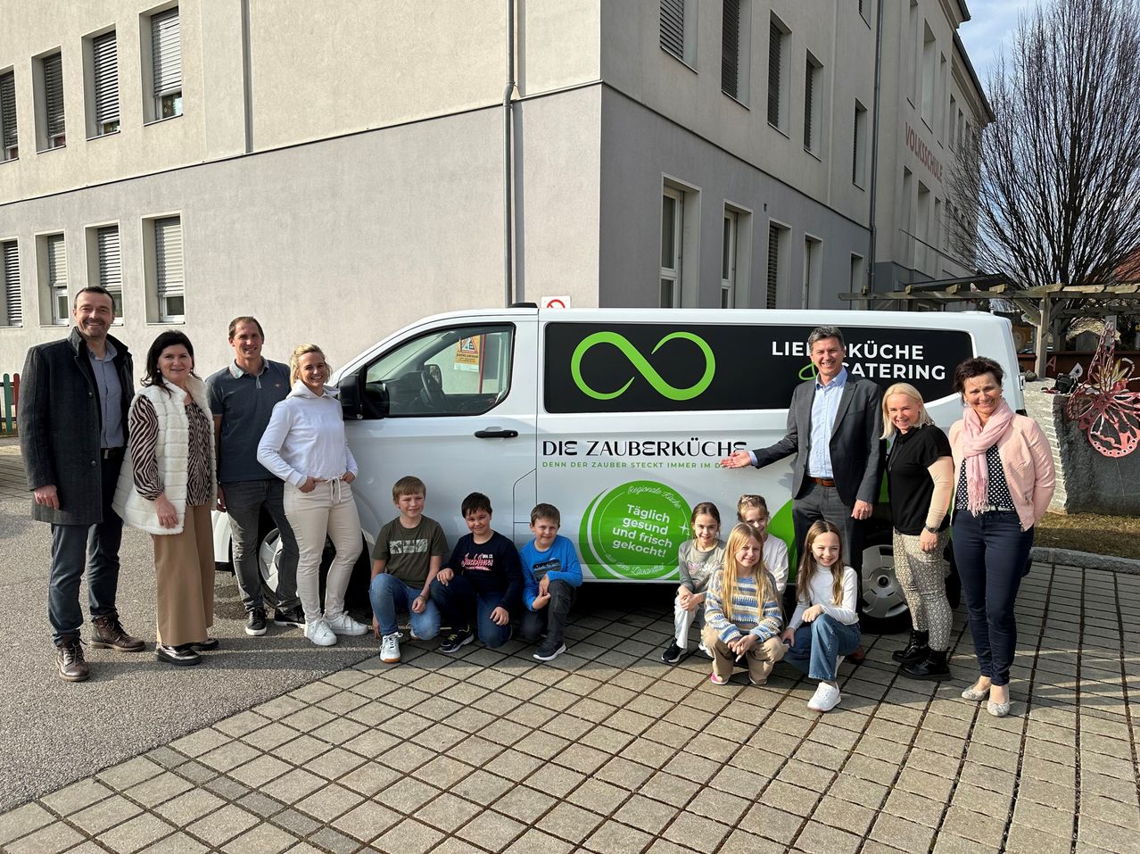 Bild enthält, People, Person, Coat, Adult, Male, Man, Jeans, Shoe, Car, Wheel